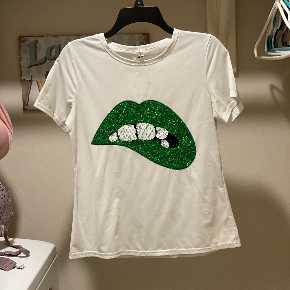 White lips top glitter
